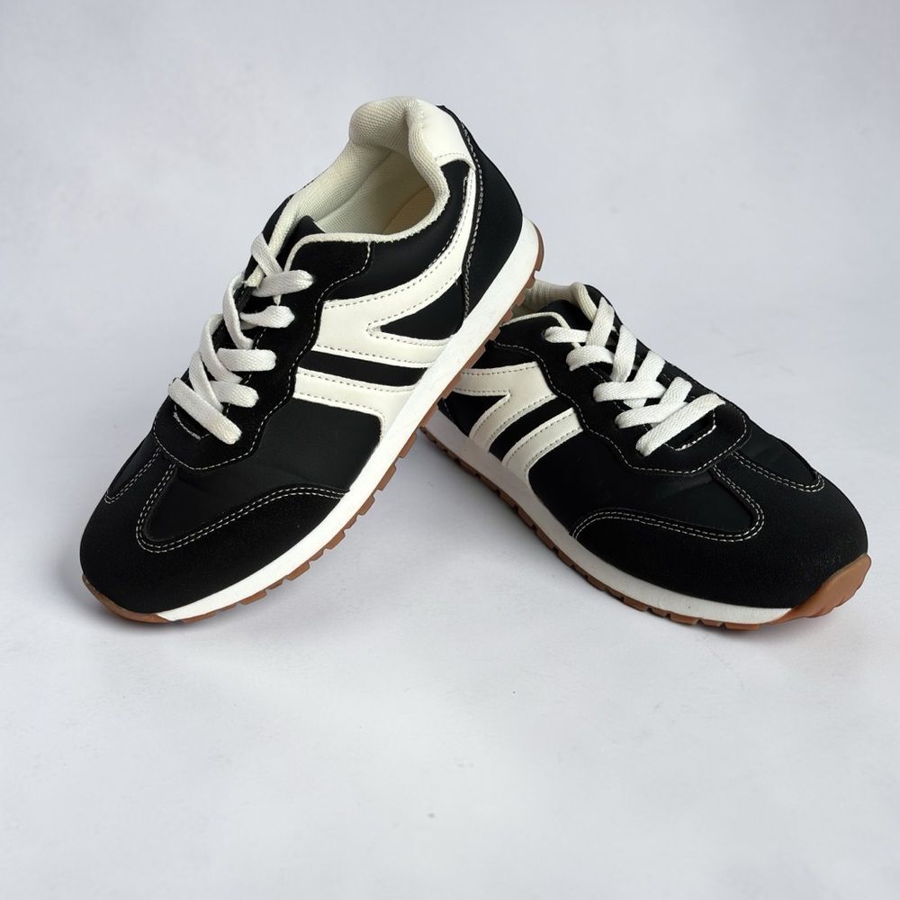 Black White Retro Sneakers Lace Up Athletic Casual Shoes Gum Sole Size 7.5